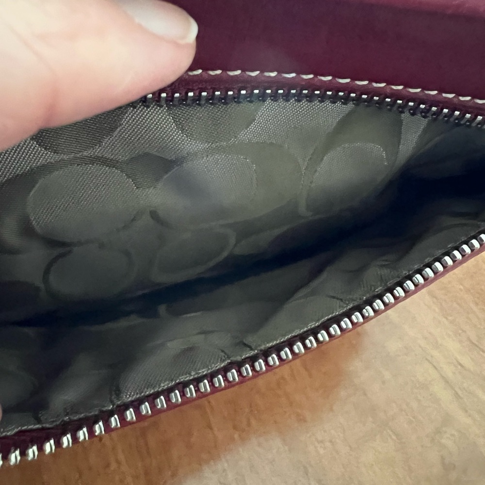 Gorgeous Authentic Deep Red Coach Zippered Clutch. Very Good Condition - Picture 2 of 4